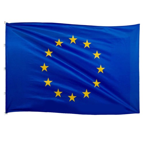 drukowana flaga UE 240x150 cm dzianina poliestrowa, brzegi podwójnie stębnowane nićmi w kolorze flagi, lewy bok wzmocniony taśmą, wszyte 5 uszek z taśmy, w nich 5 plastikowych karabinków, na dole uszko z  D-Ringiem, ekspozycja na maszcie flagowym