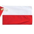 zszywana flaga RP 160x100 cm, dwa pasy zszyte szwem krytym francuskim, lewy bok wzmocniony taśmą, nabite 3 metalowe nierdzewne oczka, w nich 3 plastikowe karabinki, ekspozycja flagi na maszcie flagowym