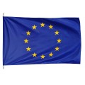 drukowana flaga UE 160x100 cm, dzianina poliestrowa, brzegi podwójnie stębnowane nićmi w kolorze flagi, lewy bok wzmocniony taśmą, góra i dół 2 uszka, w nich 2 plastikowe karabinki typu wieszak, ekspozycja na maszcie flagowym