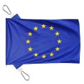 drukowana flaga UE 160x100 cm dzianina poliestrowa, brzegi podwójnie stębnowane nićmi w kolorze flagi, lewy bok wzmocniony taśmą, góra i dół uszka, 2 karabinki INOX, ekspozycja na maszcie flagowym – flaga paradna