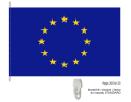 drukowana flaga UE 200x125 cm, dzianina poliestrowa, brzegi podwójnie stębnowane nićmi w kolorze flagi, lewy bok wzmocniony taśmą, góra i dół 2 uszka, w nich 2 plastikowe karabinki typu wieszak, ekspozycja na maszcie flagowym