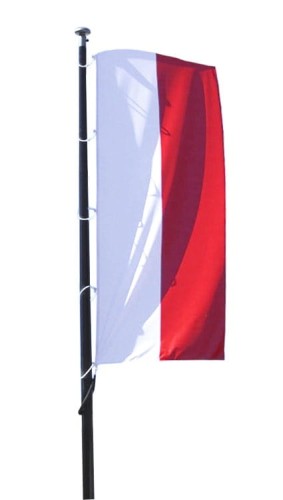 satynowa pionowa flaga RP, dwa pasy satyny zszyte szwem krytym francuskim, uszka z taśmy, plastikowe karabinki, na dole uszko z D-Ringiem, ekspozycja na maszcie flagowym, biały pas od strony masztu